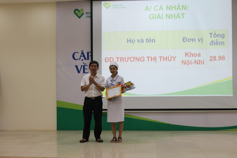 Bác sĩ Phạm Trường Tấn, Giám đốc Bệnh viện Đa khoa Thiện Hạnh trao giải nhất cá nhân cho Điều dưỡng Trương Thị Thúy