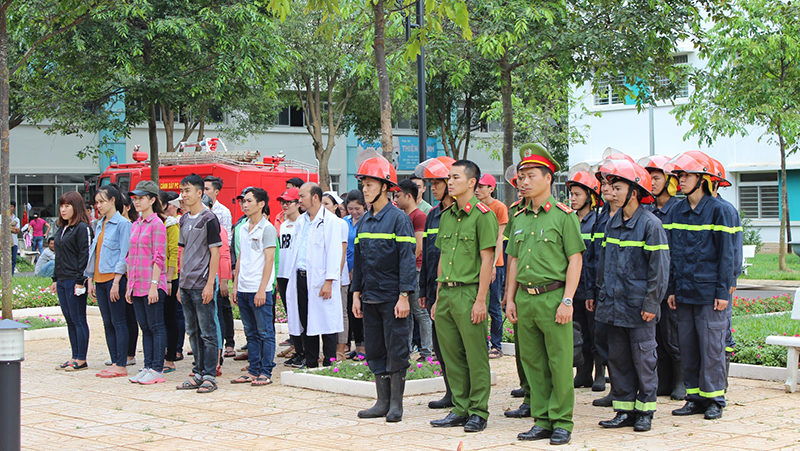 Các đồng chí cảnh sát, nhân viên BVĐK Thiện Hạnh tham gia buổi diễn tập 