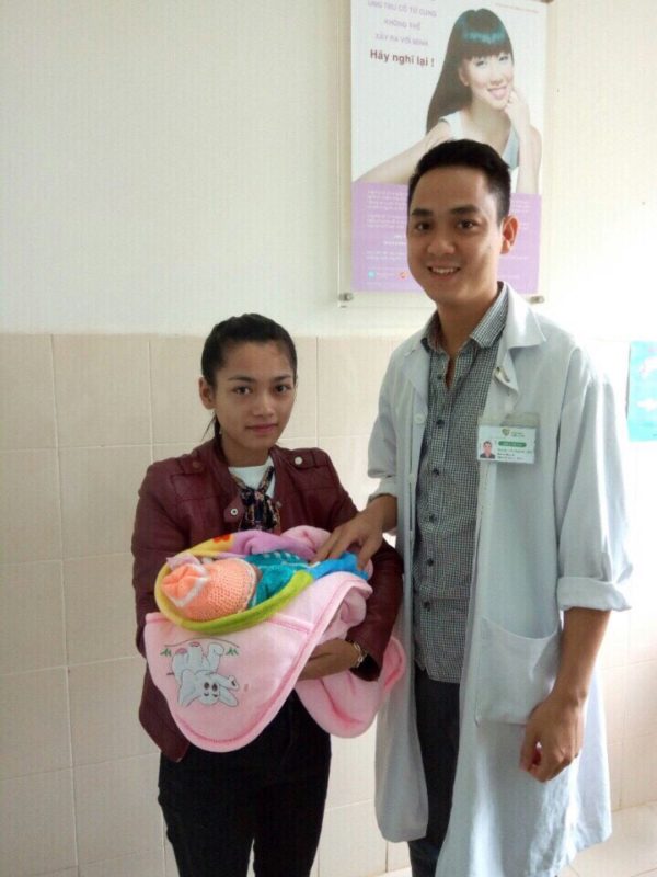 Bác sĩ bàn giao bé cho gia đình ngày xuất viện. Niềm vui của gia đình chào đón bé khỏe mạnh.