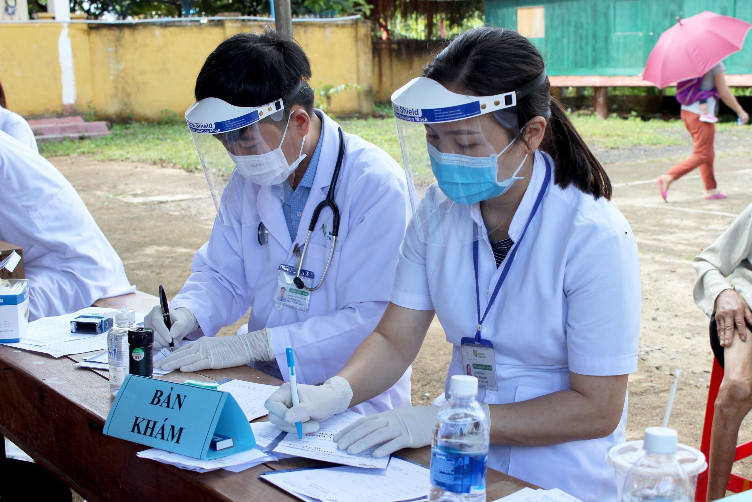 Khám bệnh miễn phí tại buôn EaNa: Đảm bảo chặt chẽ các biện pháp phòng dịch