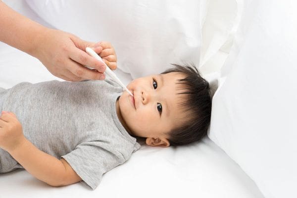 Trẻ sốt sau tiêm vaccine, cha mẹ cần lưu ý gì?