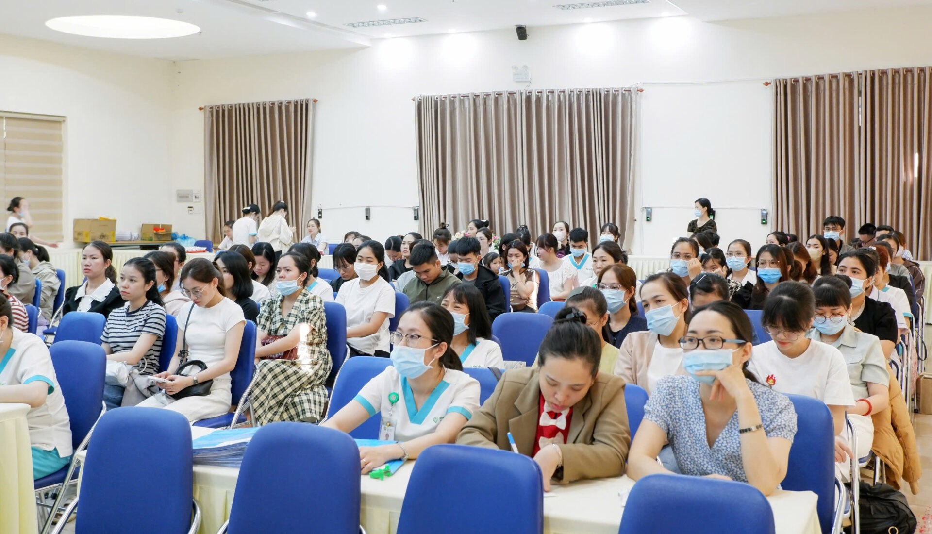 Gần 300 điều dưỡng, hộ sinh đang công tác tại các khoa, phòng của Bệnh viện tham gia chương trình