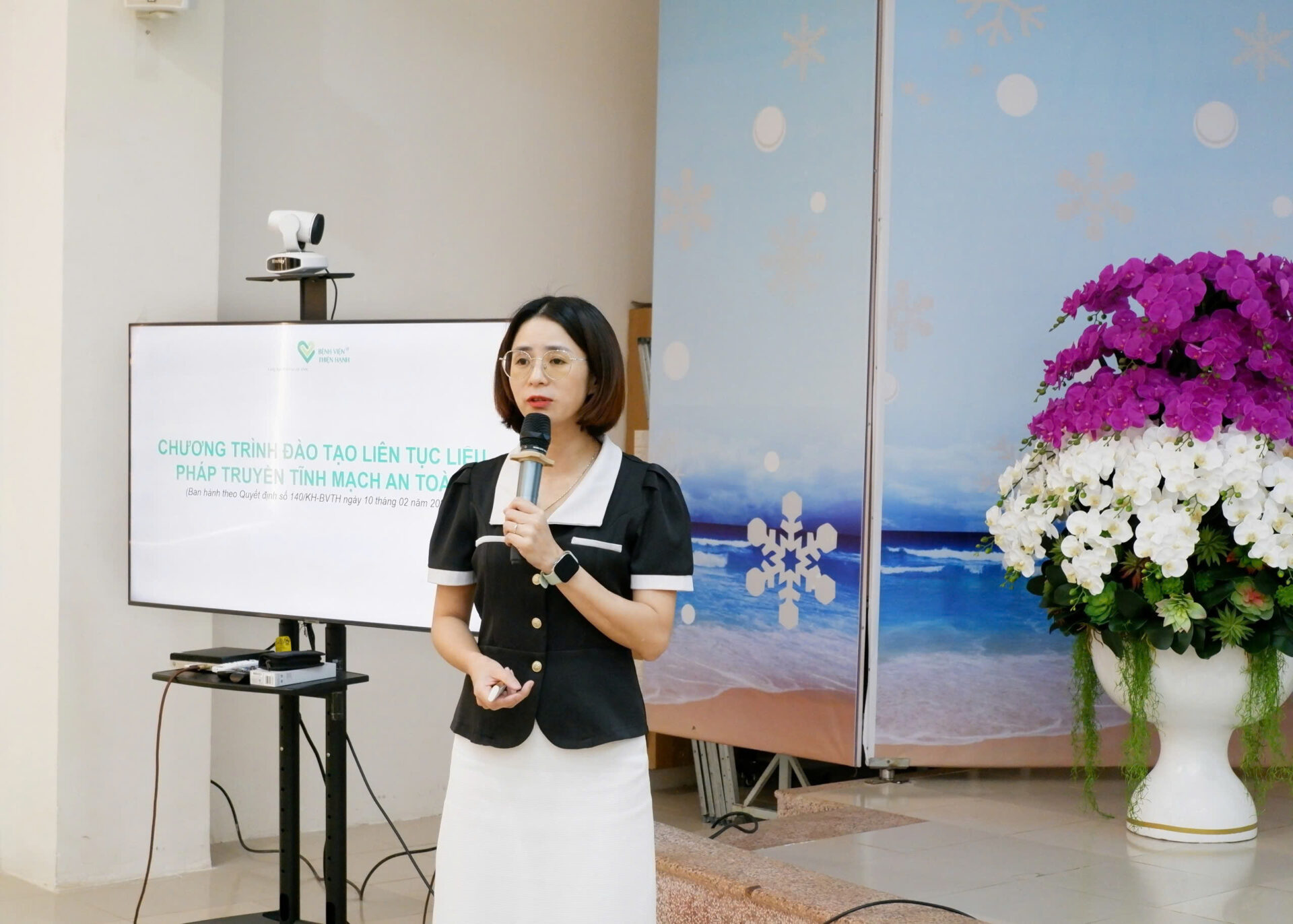CNĐD Ngô Thị Ngọc Linh – Trưởng phòng Điều dưỡng Bệnh viện trình bày chủ đề đầu tiên của khoa học.