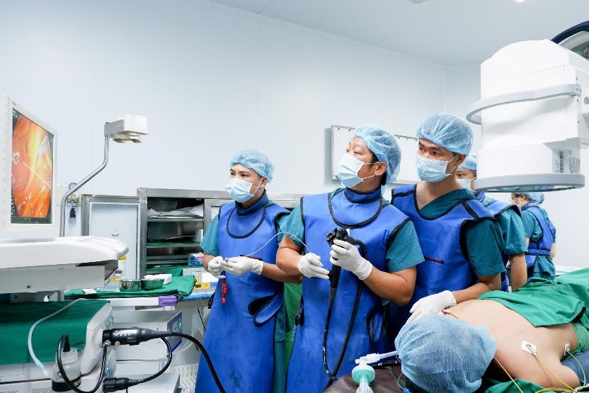 Đội ngũ chuyên gia Bệnh viện Đại học Y Dược TP.HCM chuyển giao kỹ thuật ERCP cho các bác sỹ BVĐK Thiện Hạnh