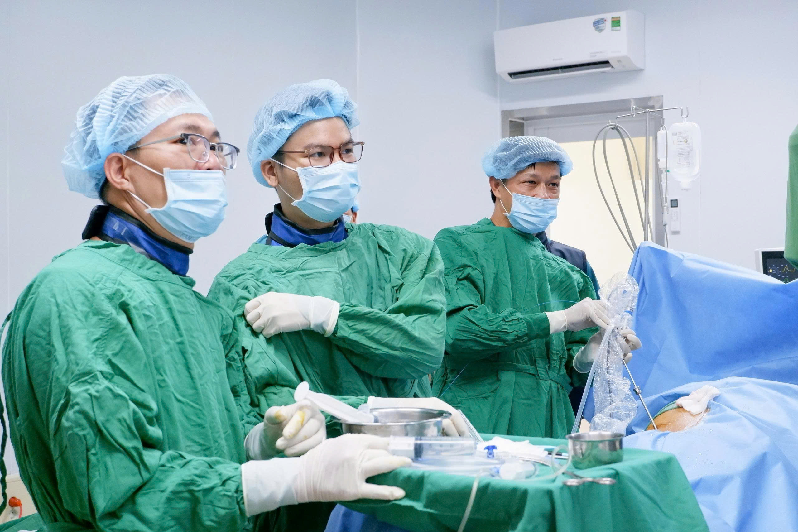 Đội ngũ chuyên gia Bệnh viện Đại học Y Dược TP.HCM chuyển giao kỹ thuật cho đội ngũ bác sĩ BVĐK Thiện Hạnh
