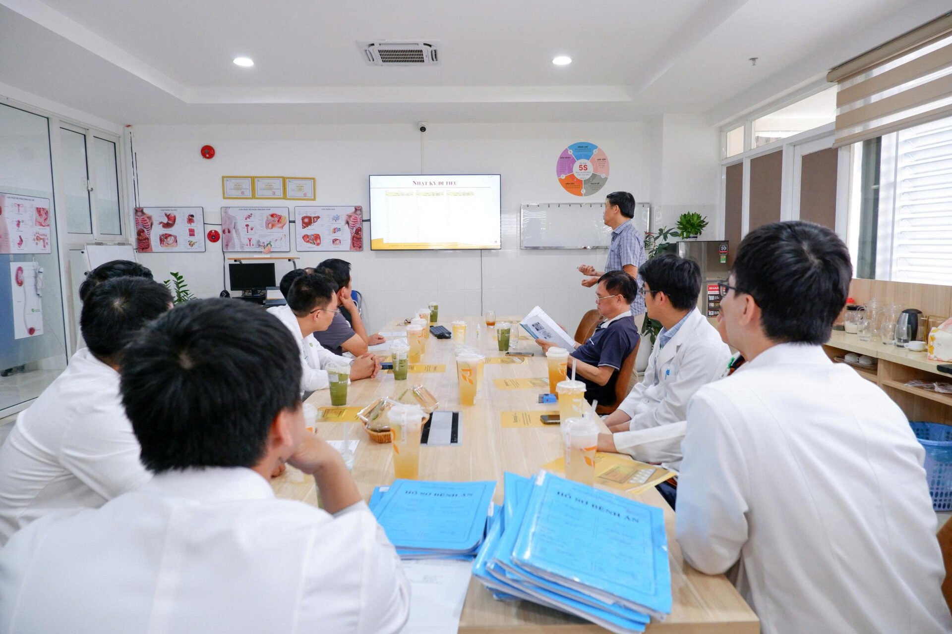 Khoa Ngoại tổng hợp - BVĐK Thiện Hạnh tiếp nhận chuyển giao kỹ thuật tán sỏi thận qua da từ Bệnh viện Đại học Y Dược TP.HCM.