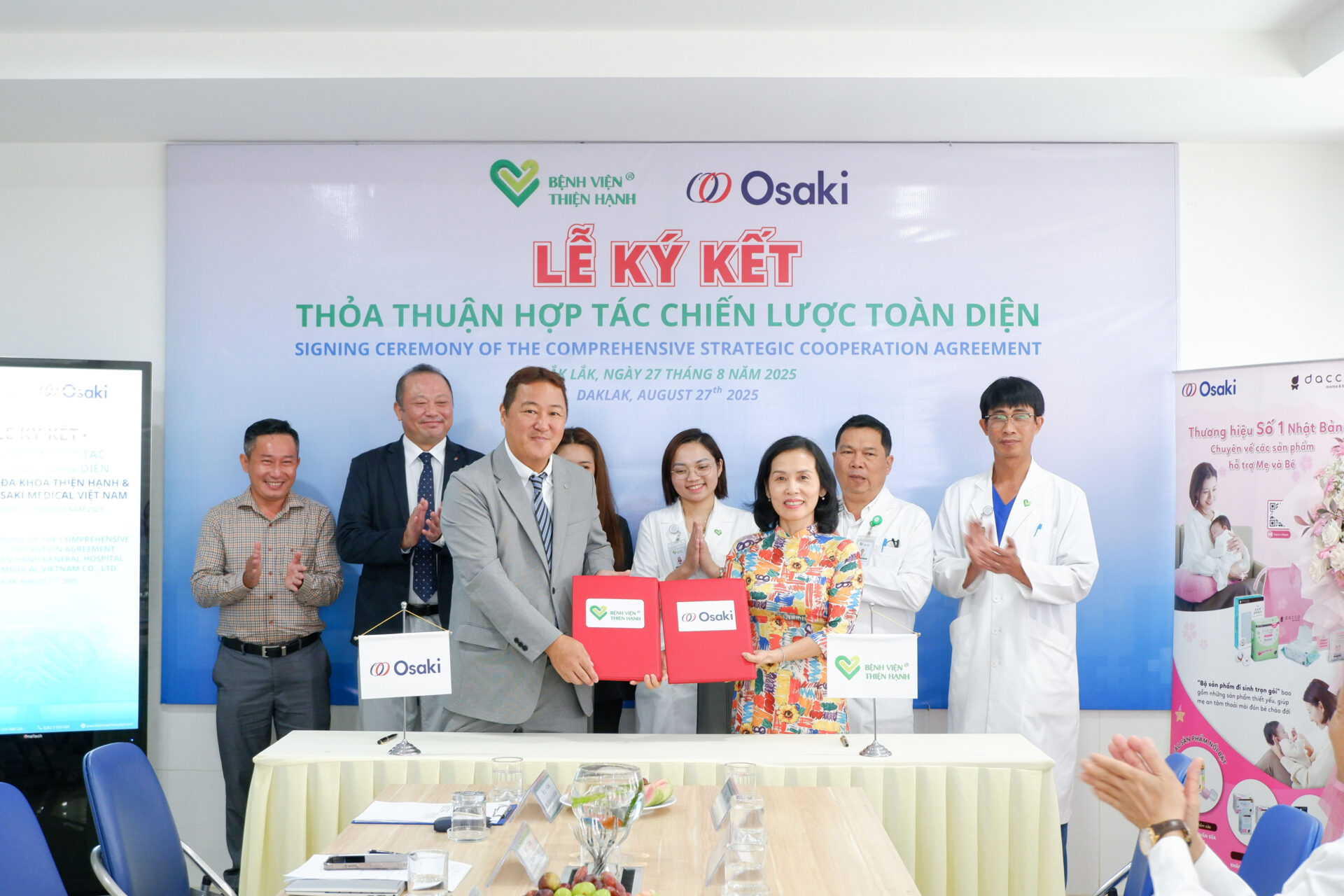 Khoảnh khắc ký kết thỏa thuận hợp tác chiến lược giữa hai đơn vị