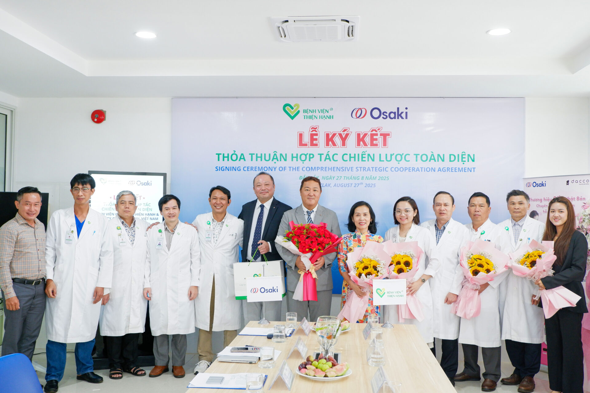 Các đại biểu hai đơn vị cùng chụp ảnh ghi nhận cột mốc hợp tác chiến lược