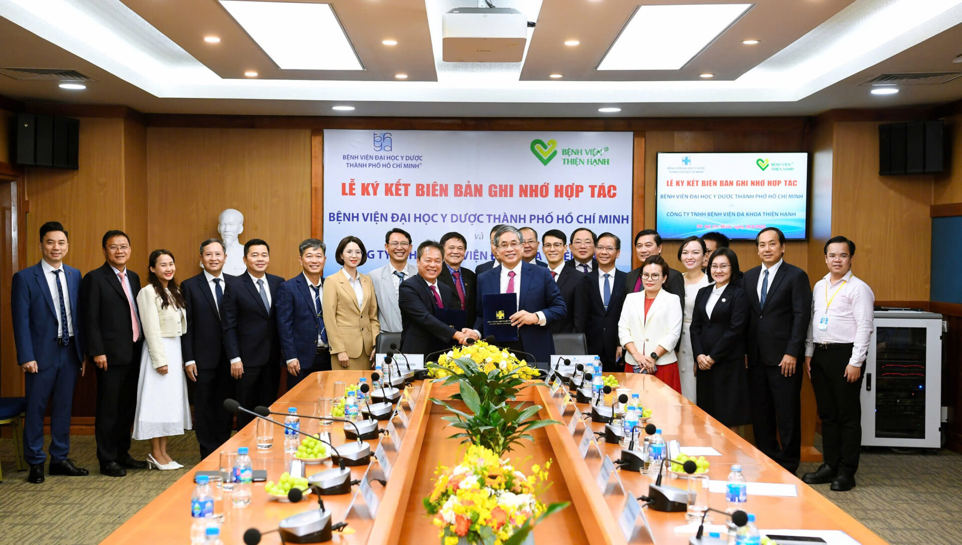 Hai đơn vị thực hiện nghi thức ký kết thỏa thuận hợp tác chiến lược toàn diện