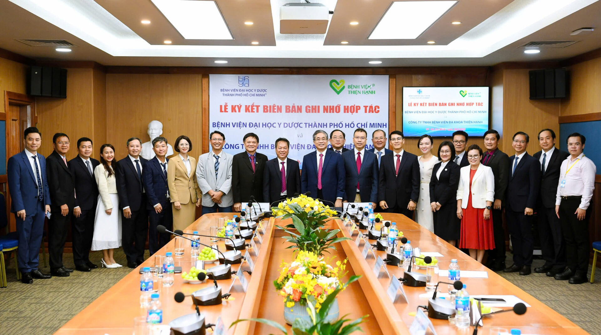 Đại diện Bệnh viện đa khoa Thiện Hạnh và Bệnh viện Đại học Y Dược TP.HCM chụp ảnh lưu niệm sau buổi lễ