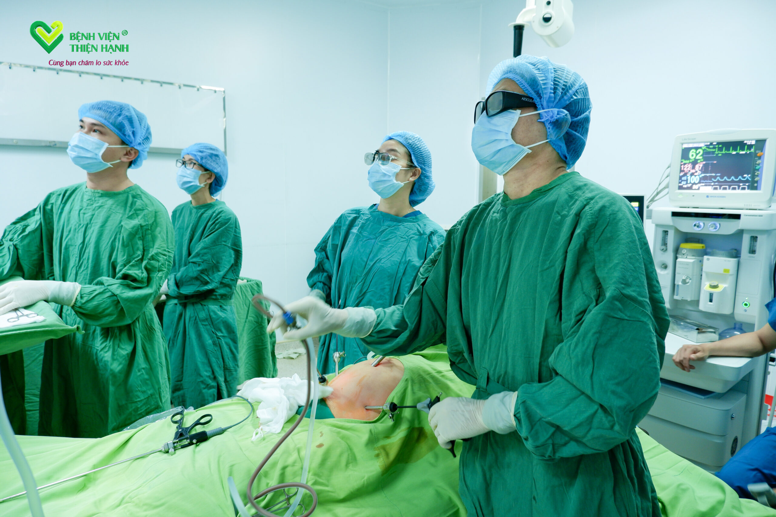 Ê kíp Bệnh viện Thiện Hạnh đã xử lý khối u xơ tử cung kích thước lớn nhờ hệ thống thiết bị hiện đại