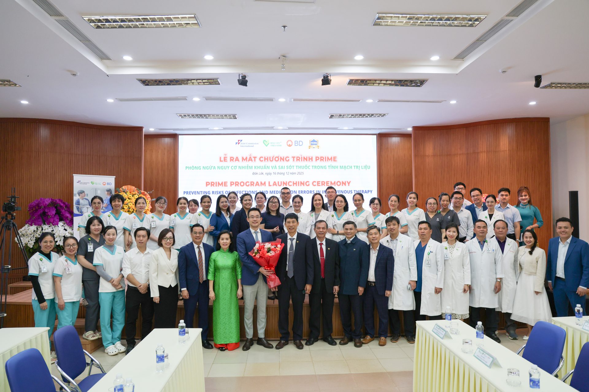 Các đại biểu chụp hình lưu niệm tại lễ ra mắt chương trình PRIME