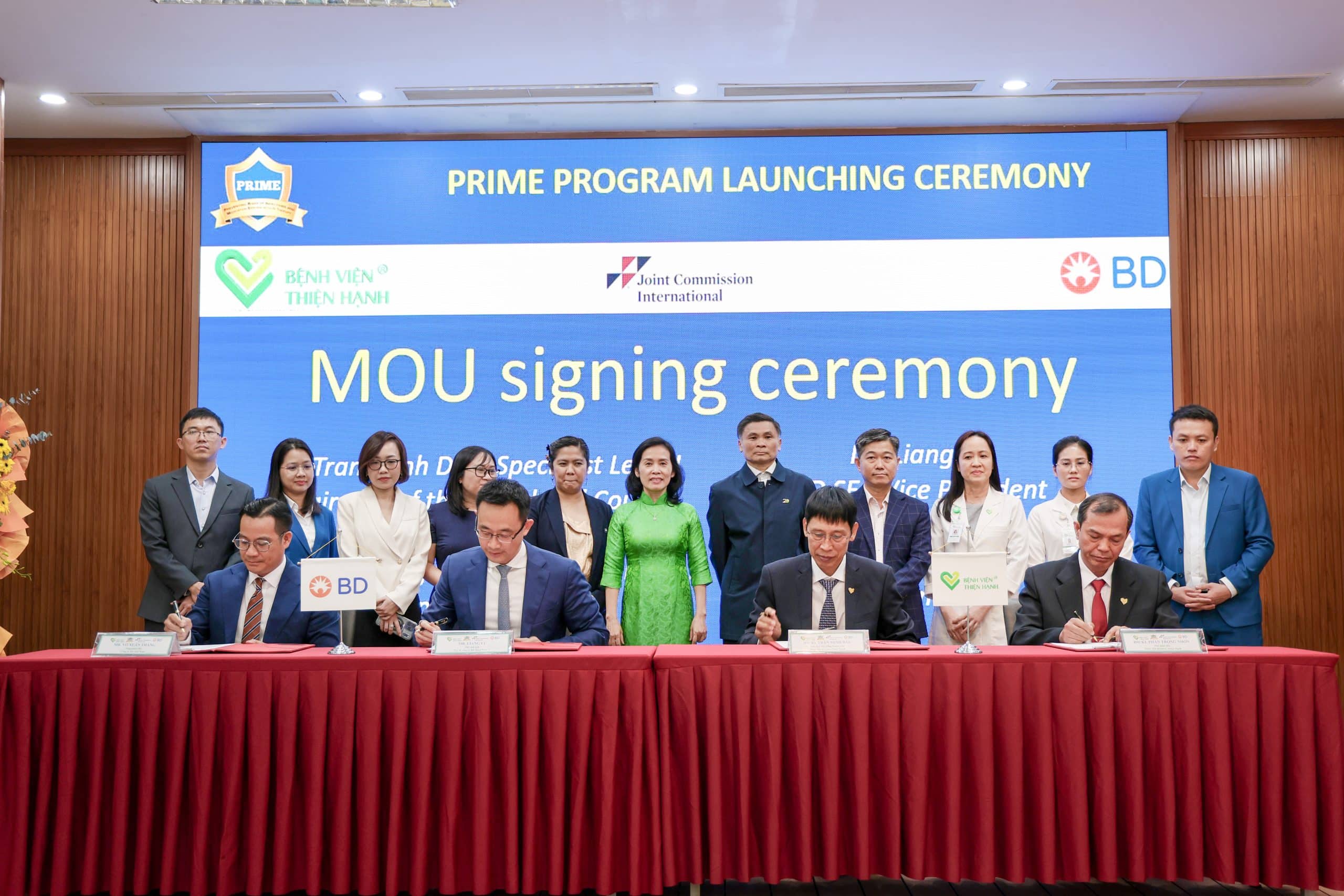 Đắk Lắk, Việt Nam – Ngày 16/12/2025, Bệnh viện Đa khoa Thiện Hạnh, phối hợp cùng BD (Becton, Dickinson and Company) — tập đoàn công nghệ y tế hàng đầu trên toàn cầu, chính thức ra mắt chương trình PRIME được xây dựng phù hợp theo tiêu chuẩn của Joint Commission International (JCI). Chương trình này đánh dấu cột mốc quan trọng trong sứ mệnh của bệnh viện Thiện Hạnh nhằm chuẩn hóa thực hành trị liệu tĩnh mạch và nâng cao an toàn người bệnh.