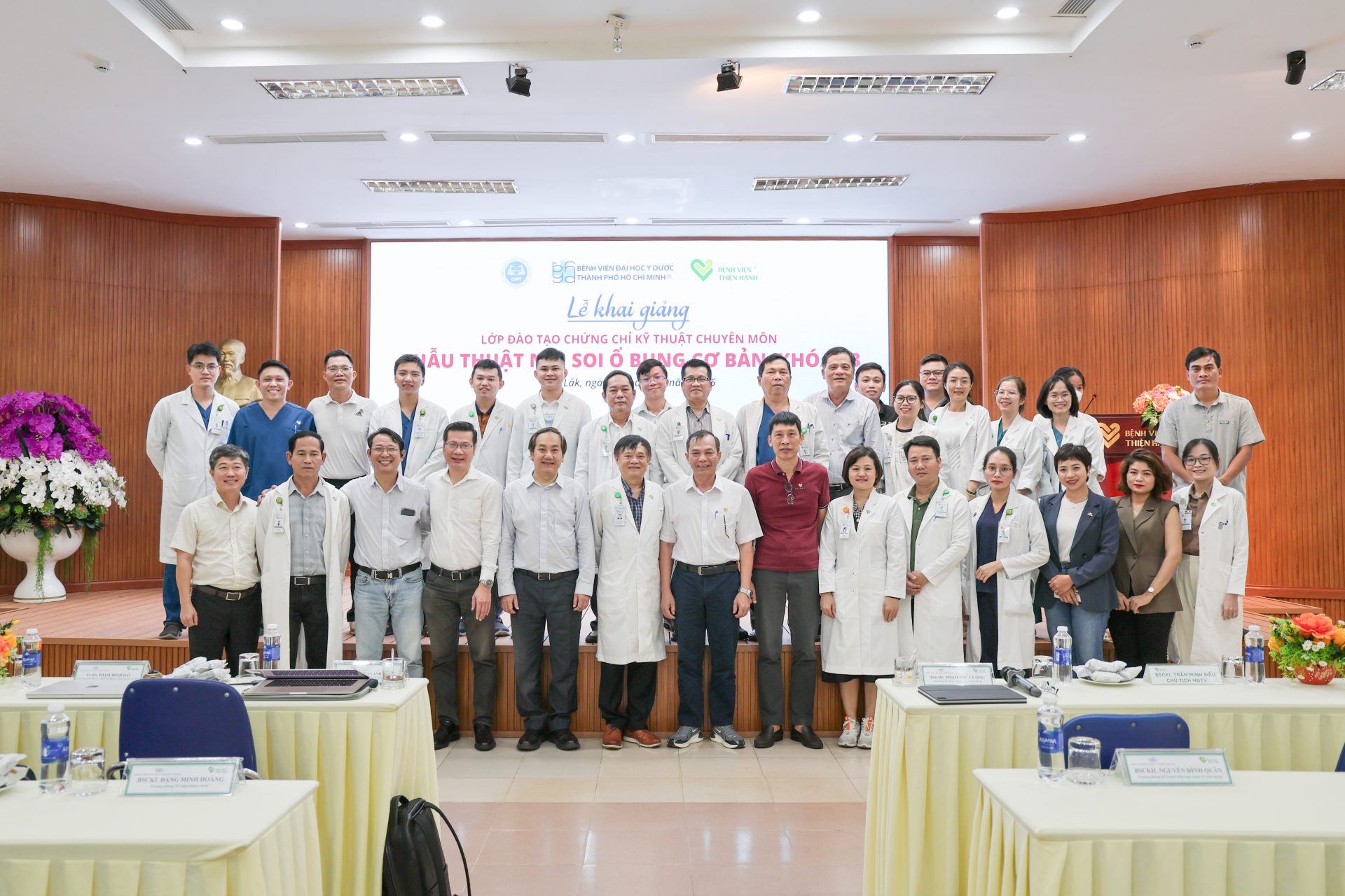 Tập thể học viên và giảng viên chụp ảnh lưu niệm trong lễ khai giảng