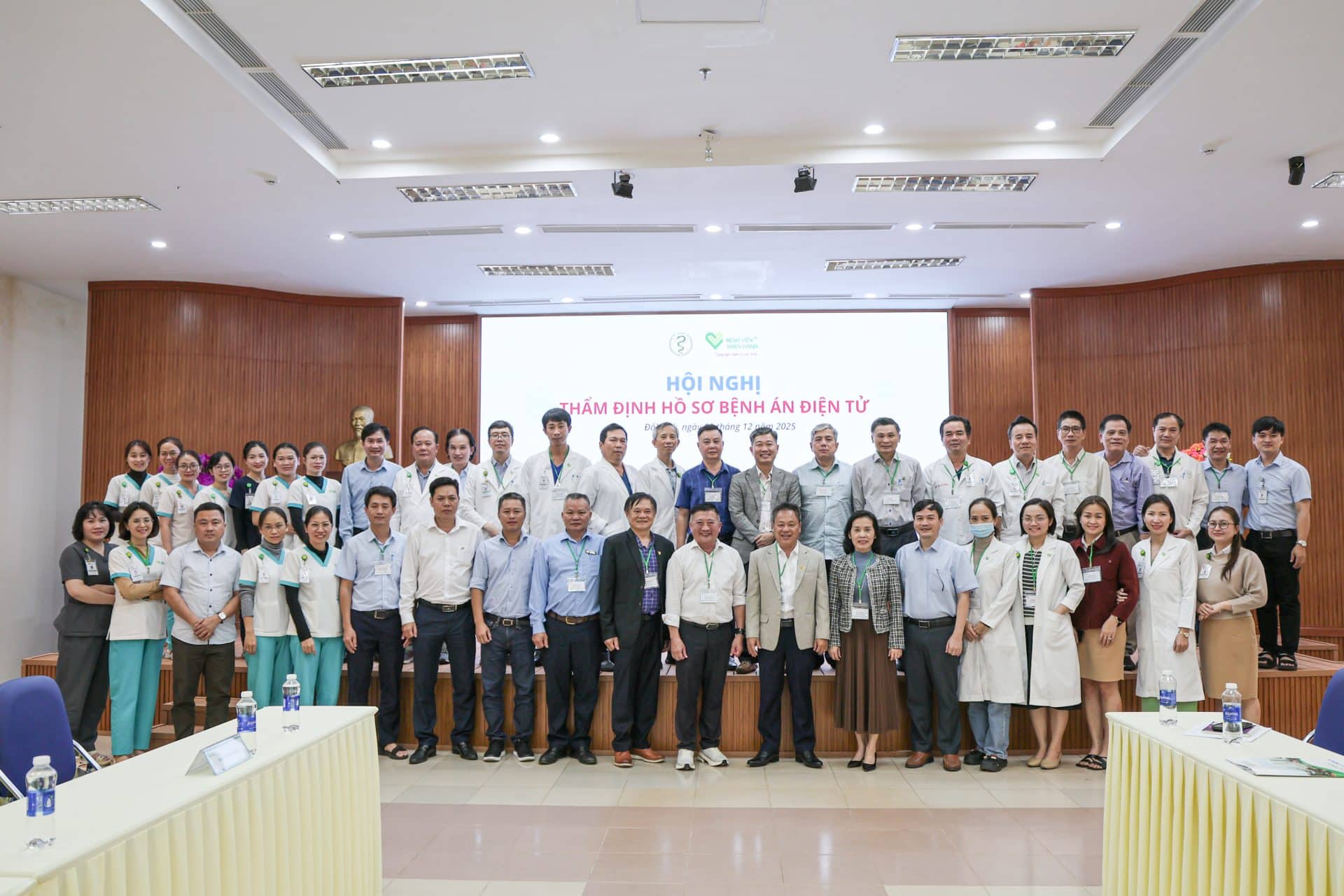 Các đại biểu và thành viên hội đồng tham dự hội nghị