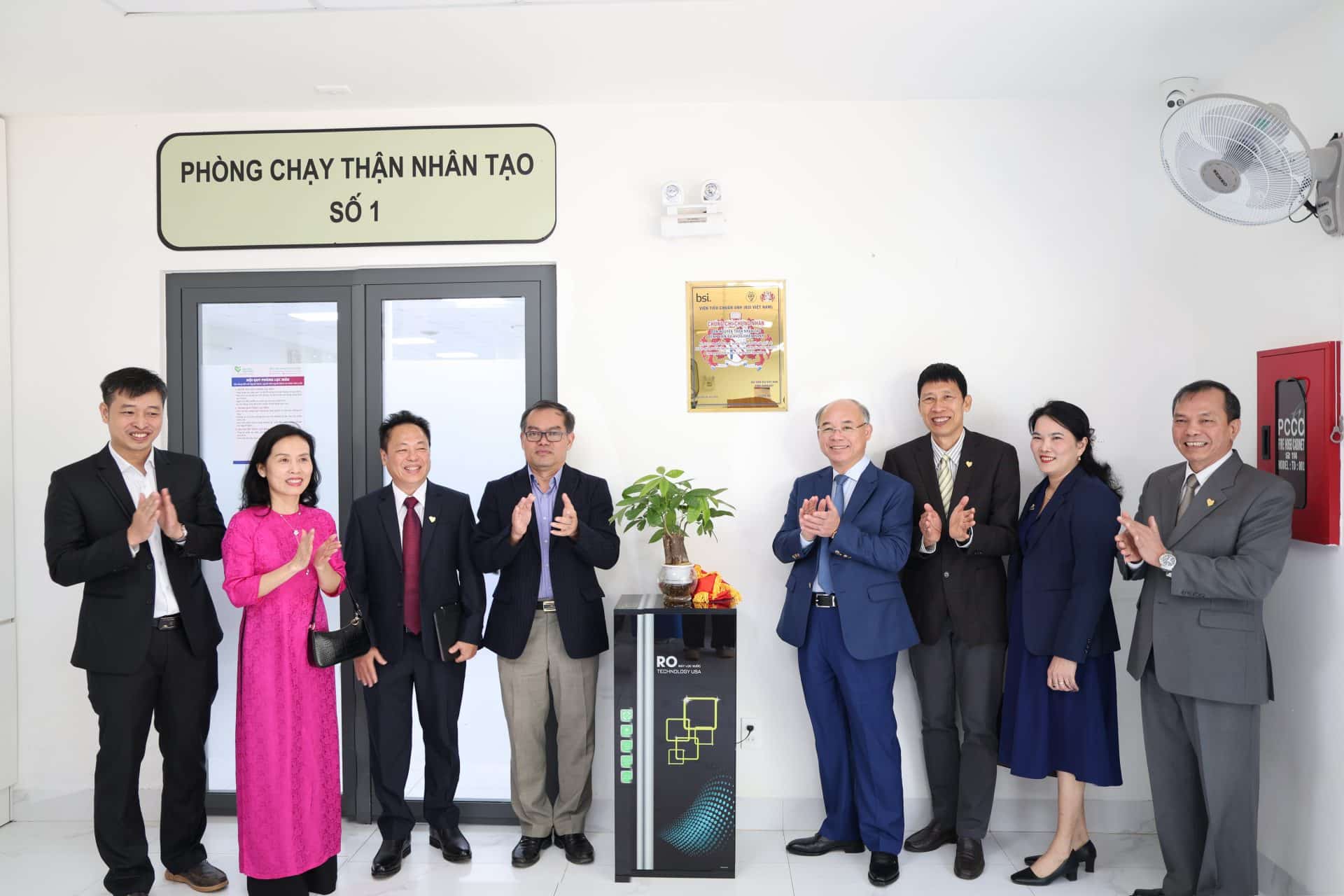 Đoàn đại biểu thực hiện nghi thức khai trương bảng đồng chứng nhận ISO tại Khoa Xét nghiệm và Đơn nguyên Thận nhân tạo.