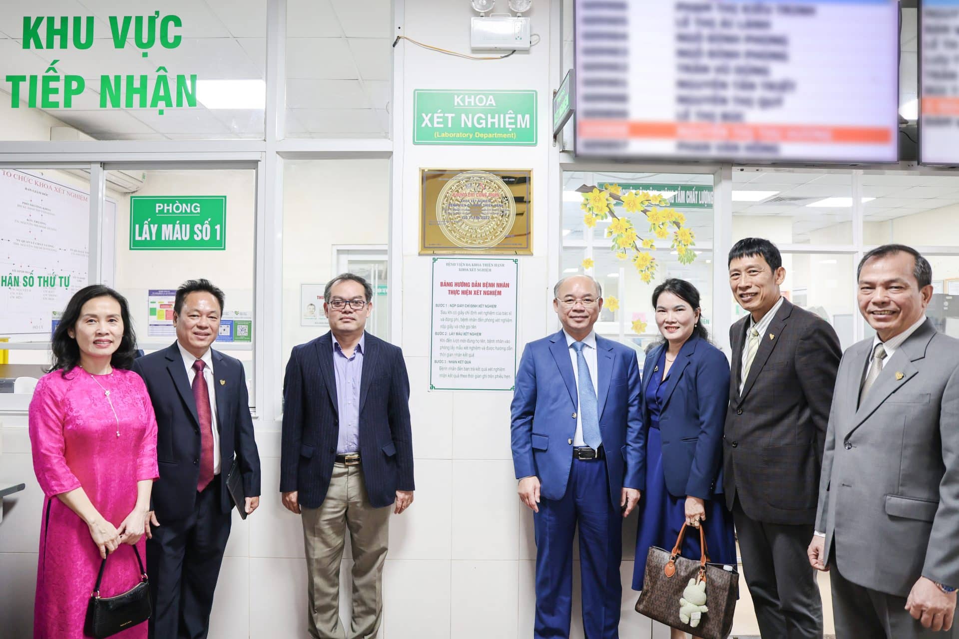 Đoàn đại biểu thực hiện nghi thức khai trương bảng đồng chứng nhận ISO tại Khoa Xét nghiệm và Đơn nguyên Thận nhân tạo.