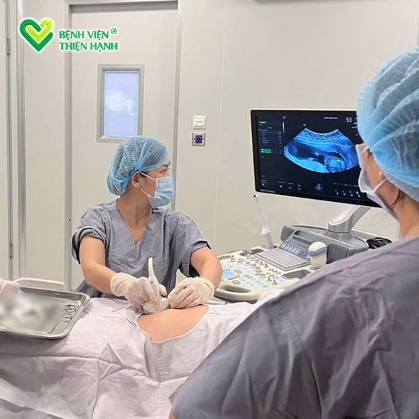 Bác sĩ đang tiến hành thủ thuật chọc ối